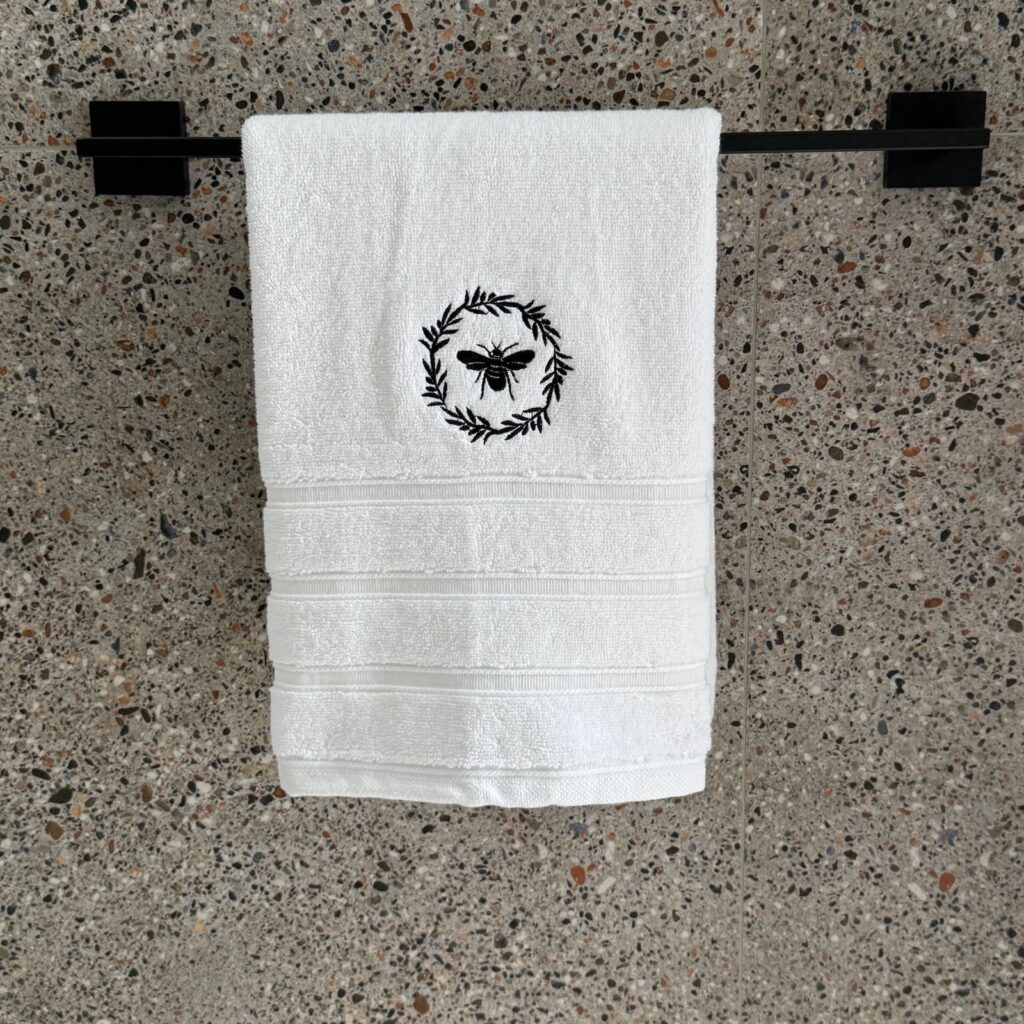 Toalla de mano bordado Abeja Negro