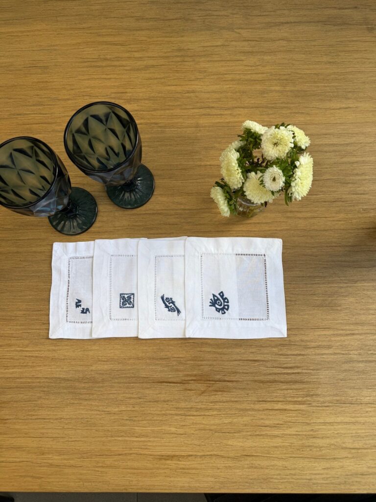 Posavasos blancos calados con bordado azul