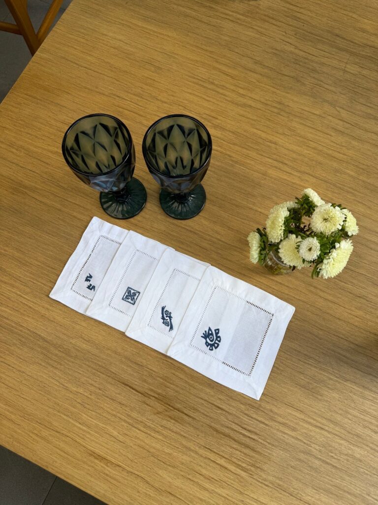 Posavasos blancos calados con bordado azul